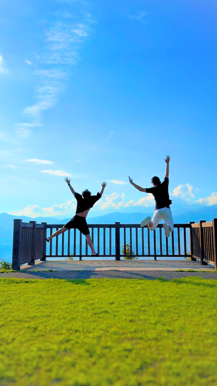 南信州の空に跳ぶ若者